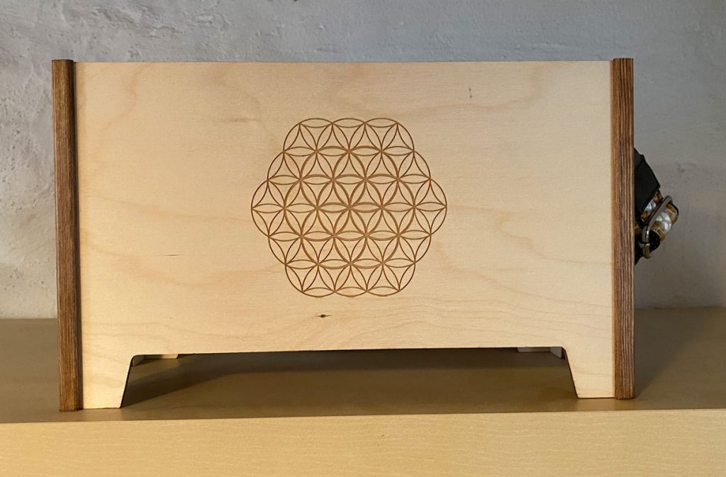 Vordere Ansicht der handgefertigten T-woodibox für den Tesla-Oszillator