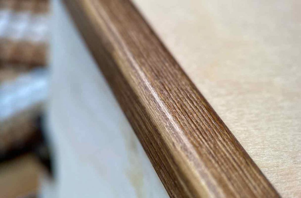 Detailansicht der präzise gearbeiteten Kantenseite der T-woodibox